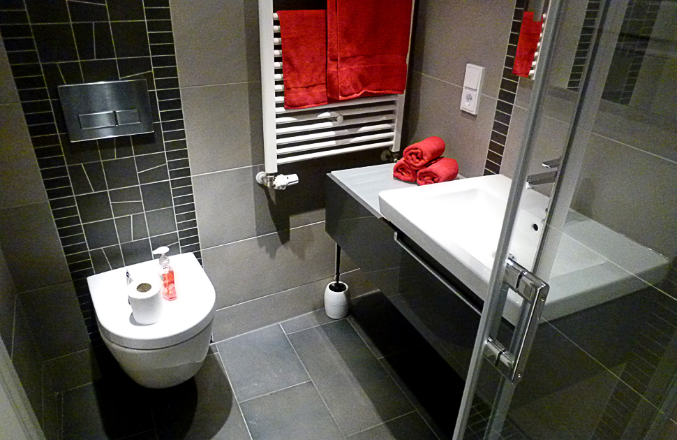 Gästebad Renovierung mit WC Waschtisch und Dusche Fliesen anthrazit Villeroy & Boch in Luxemburg Kayl